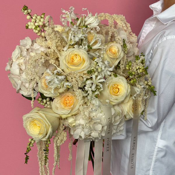 Leo -romantic bouquet of long-stemmed roses – elegant floral expression by Flower Power