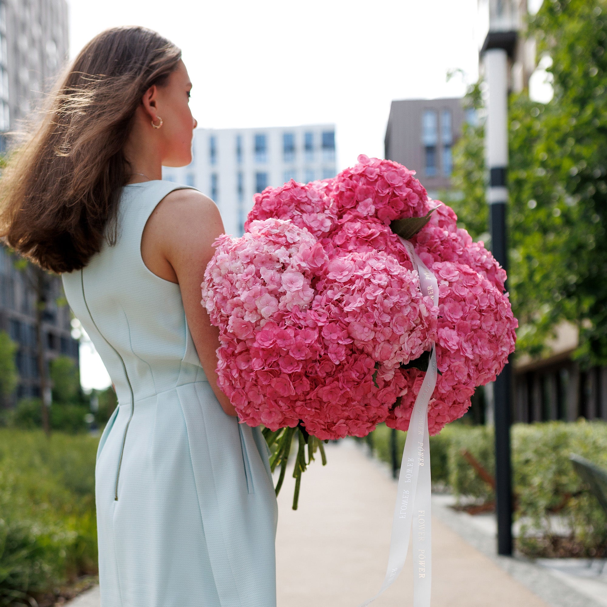 花 Miu Bouquet of fuchsia-pink hydrangeas 