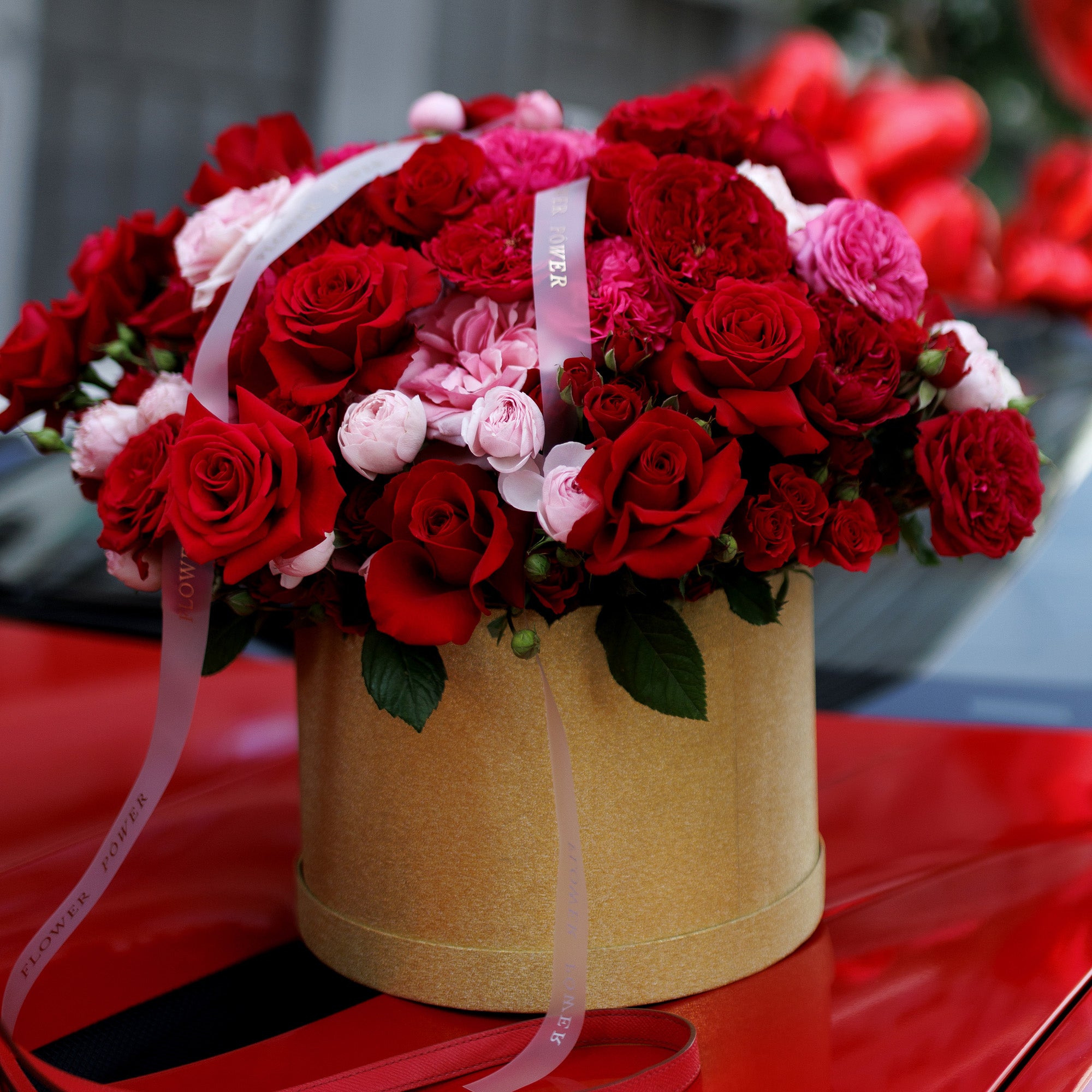 Gift box of red and pink roses, garden roses and garden spray roses ...