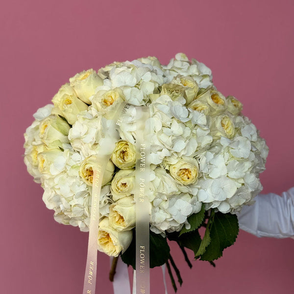 Golden Grace -romantic bouquet of long-stemmed roses – elegant floral expression by Flower Power