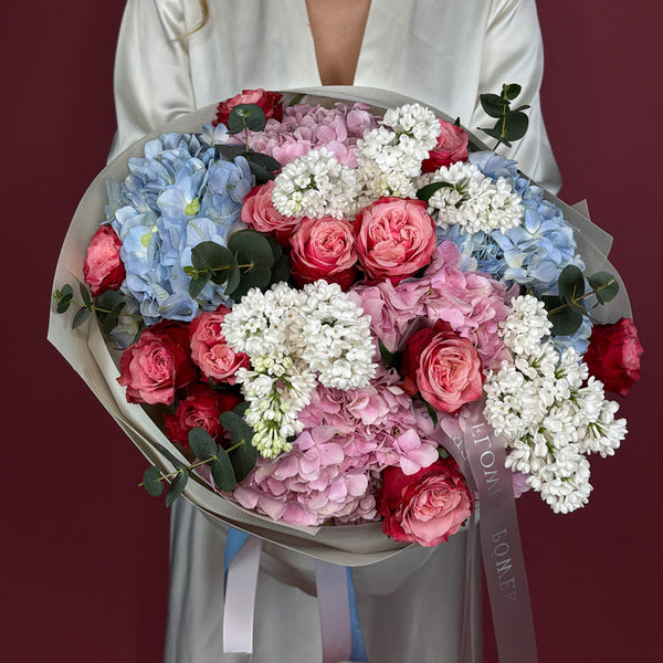 Spring Oasis -romantic bouquet of long-stemmed roses – elegant floral expression by Flower Power
