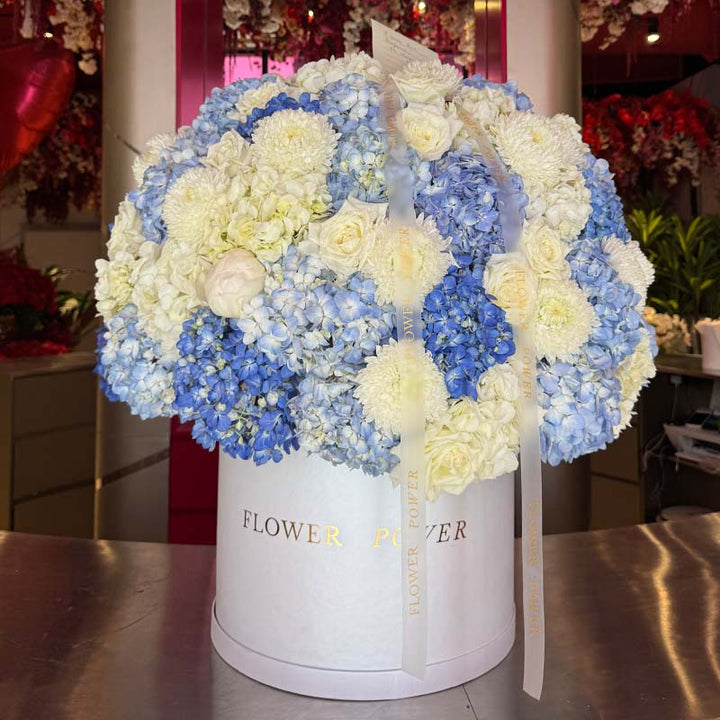 Moonpetal Veil – soft ivory rose mix in a long-stemmed bouquet – romantic gift from Flower Power