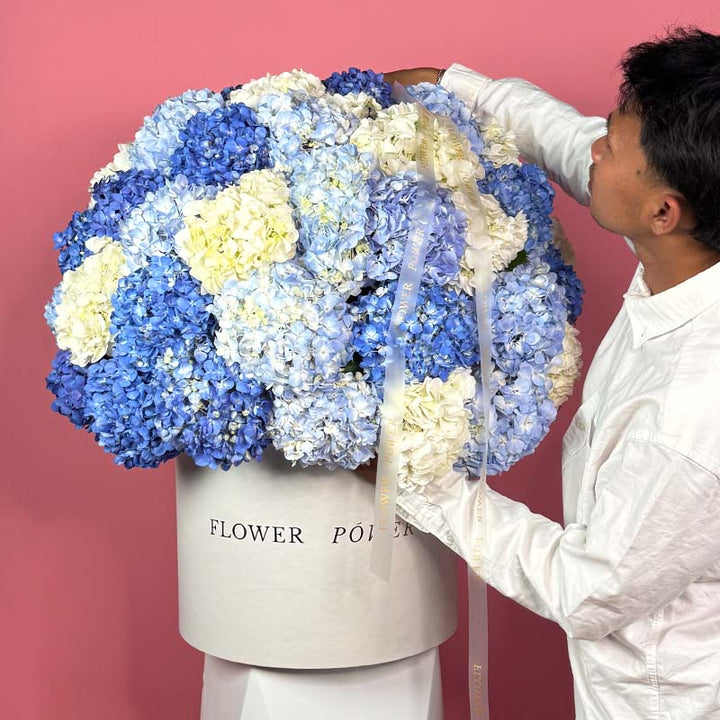 Moonpetal Veil – pure white roses in a luxury bouquet – wedding-style flowers by Flower Power