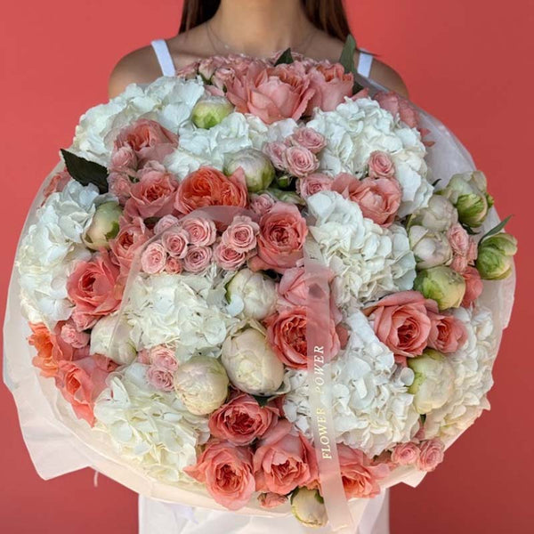 Bouquet of hydrangeas, peonies, spray roses and garden roses Peach Cloud L