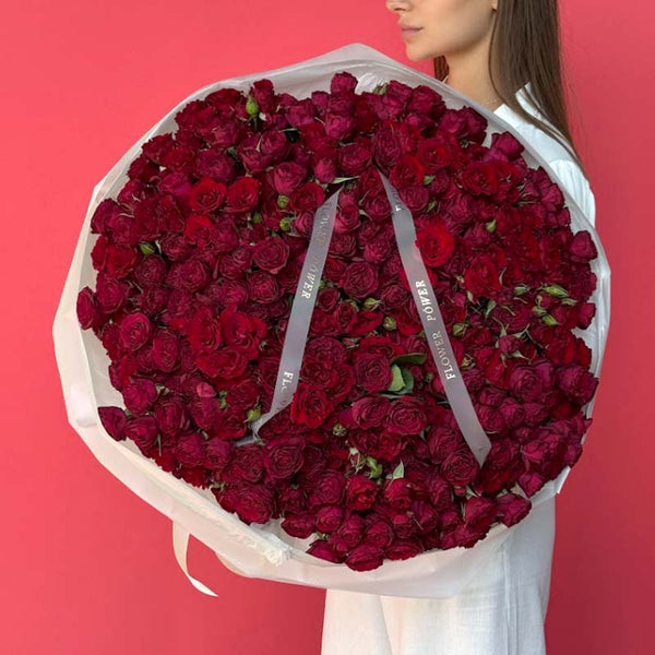 Bouquet of red garden spray roses Femme Fatale